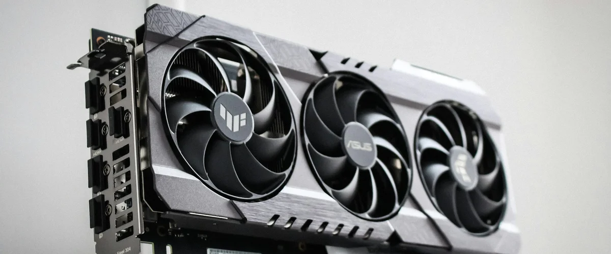 GPU किराए की कीमत तुलना चार्ट AWS, Azure, GCP, RunPod, Vast.ai और GPUFlow में लागत दिखाता है